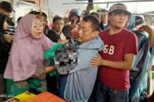 Isak Tangis Orang Tua Menyambut Balita yang Hanyut di Parit - JPNN.com Sumbar