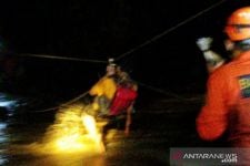 Tim SAR Padang Sukses Menyelamatkan Empat Pemuda yang Terjebak di Sungai Bangkek - JPNN.com Sumbar
