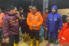 Aksi Wali Kota Padang Bujuk Satu Keluarga untuk Dievakuasi dari Area Banjir - JPNN.com Sumbar