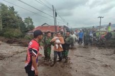 Tim Gabungan dan Alat Berat Diturunkan untuk Membersihkan Material Banjir Bandang dan Lahar Dingin di Agam - JPNN.com Sumbar