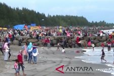 Kunjungan ke Pantai Sasak Meningkat Drastis selama Libur Lebaran 2024 - JPNN.com Sumbar