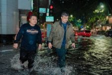Bobby Nasution Sampai Dini Hari Tak Pulang Cek Kondisi Banjir, Lihat - JPNN.com Sumut