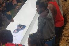 Suasana Haru Pemakaman Bebi Tabuni, Anak Kepala Suku Korban Pembantaian KKB di Beoga - JPNN.com Sumut