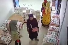 Viral Komplotan Mak-mak Curi Beras Dimasukkan ke Dalam Gamis, Aksinya Terekam CCTV - JPNN.com Sumut