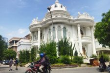 Bareskrim Sita Rumah Mewah Indra Kenz di Sumut, Ada yang Bak Istana, Sebegini Nilainya - JPNN.com Sumut