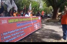Buruh Geruduk DPRD Sumut Tolak Jabatan Jokowi Diperpanjang - JPNN.com Sumut