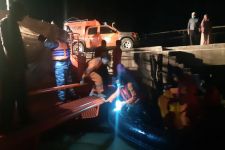 Detik-detik Tim SAR Selamatkan Tiga ABK Kapal Tabrakan di Laut Asahan - JPNN.com Sumut