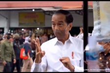 Lihat Gestur Jari Presiden Jokowi saat Bagikan BLT Minyak Goreng, Roy Suryo Berkomentar - JPNN.com Sumut