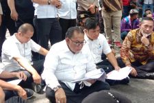 Ketua dan Anggota DPRD Sumut Disuruh Duduk di Jalan oleh Mahasiswa, Lihat Raut Wajahnya - JPNN.com Sumut