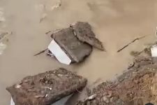 Belasan Kuburan di Medan Rusak dan Amblas, Ada yang Berjatuhan ke Sungai, Lihat Tuh - JPNN.com Sumut