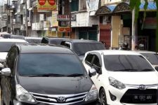 Jalur Medan-Banda Aceh Macet, Kendaraan 'Mengular' di Kota Stabat - JPNN.com Sumut