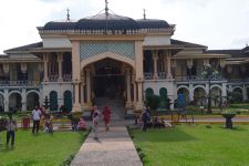 Istana Maimun Dipadati Warga untuk Berwisata Keluarga, Biayanya Hanya Sebegini - JPNN.com Sumut