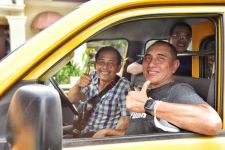 Lihat, Edy Rahmayadi dan Sopir Angkot Kompak Tebar Senyum Seusai Sidak Kondisi Jalan di Medan - JPNN.com Sumut