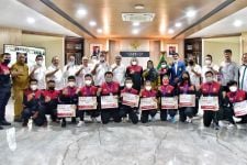 Edy Rahmayadi Serahkan Bonus untuk 12 Atlet Sumut Berprestasi di SEA Games Vietnam - JPNN.com Sumut