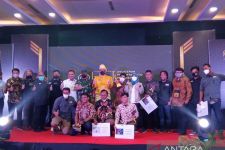 Bobby Nasution Serahkan Trofi kepada Peraih APFI 2022, Berikut Tiga Pemenangnya - JPNN.com Sumut