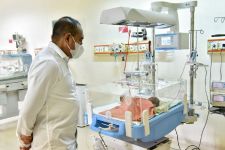 Edy Rahmayadi Jenguk Bayi Kembar Siam Tiga Kaki: Biaya Operasi Nanti Urusan Kami - JPNN.com Sumut