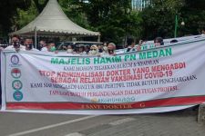 Puluhan Nakes Ini Aksi di Depan PN Medan, Minta Dokter G Tersangka Kasus Vaksin Kosong Dibebaskan - JPNN.com Sumut