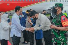 Lihat Saat Bobby Nasution Sambut Kedatangan Jokowi di Medan, Perhatikan Ekspresinya - JPNN.com Sumut
