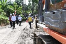 Begini Penampakan Jalan Rusak di Kepulauan Nias yang Didatangi Jokowi, Parah - JPNN.com Sumut