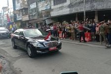 Kunjungan ke Pasar Petisah Medan, Benda Ini Dilempar dari Dalam Mobil Jokowi, Lihat - JPNN.com Sumut