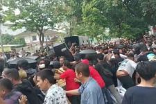 Eksekusi Gedung RKI Ricuh, 33 Orang Digelandang Polisi, Aktivis Geruduk Polrestabes Medan - JPNN.com Sumut