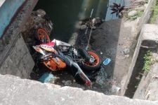 Pengendara Honda CBR 150 Ini Terjun Bebas ke Dalam Parit, Alami Luka-luka, Astaga - JPNN.com Sumut