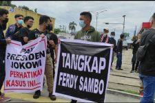 Polda Sumut Digeruduk Demonstran, Desakan Tangkap Ferdy Sambo Dibentangkan, Lihat Tuh! - JPNN.com Sumut