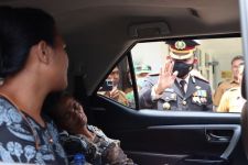 Kapolres di Sumut Ini Gunakan Mobil Dinas Mengantar Ibu Tua yang Kesasar - JPNN.com Sumut