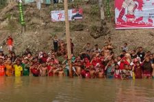 Unik, Warga di Medan Ini Gelar Upacara Kemerdekaan RI di dalam Sungai Deli - JPNN.com Sumut