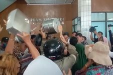 Air Bersih Mati Total, Puluhan Warga Simalingkar Geruduk Kantor PDAM Tirtanadi, Sampai Bawa Peralatan Dapur - JPNN.com Sumut