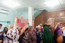 Mak-mak Warga Simalingkar Bawa Pakaian Dalam saat Geruduk PDAM Tirtanadi, Buntut Air Bersih Mati - JPNN.com Sumut