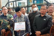 Hanya Fraksi PKS yang Berani Temui Massa Aksi Tolak Kenaikan BBM, Buruh: Ada Apa dengan Partai Lain? - JPNN.com Sumut
