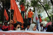 Tolak Kenaikan BBM, Buruh Kepung Gedung DPRD Sumut: Keluar Kalian - JPNN.com Sumut