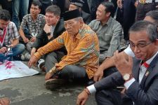 Mahasiswa di Medan Paksa Anggota Dewan Duduk Lesehan saat Demo Tolak Kenaikan BBM, Lihat Tuh - JPNN.com Sumut