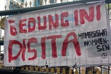 Demo Tolak Kenaikan Harga BBM, Mahasiswa Segel Gedung DPRD Sumut, Lihat Tuh - JPNN.com Sumut