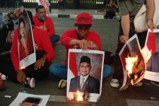 Demo Tolak BBM di Medan Diwarnai Aksi Bakar Foto Pimpinan DPR, Ada Mbak Puan dan Cak Imin - JPNN.com Sumut