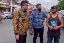 Bobby Nasution Geram dan Turun dari Mobil, Lihat Wajah Pria Bertato Ini Sampai Pucat - JPNN.com Sumut