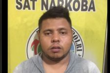 Pemuda Ini Jual Narkoba ke Polisi, Barang Buktinya Ratusan Butir, Lihat Wajahnya saat Diamankan - JPNN.com Sumut