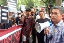 Demo Tolak BBM, Massa AKBAR Sumut Kecewa, Sebut Legislator Fraksi Gerindra dan PAN Pengecut - JPNN.com Sumut