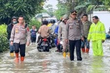 Kombes Irsan Sinuhaji Tinjau Permukiman Warga yang Terendam Banjir di Deli Serdang - JPNN.com Sumut