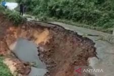 Akibat Hujan Lebat, Jalan Angkola Selatan-Padangsidimpuan Ini Amblas dan Nyaris Terputus - JPNN.com Sumut