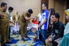 Bobby Nasution Salurkan Bansos kepada 921 Penyandang Disabilitas, Sebegini Besarannya - JPNN.com Sumut