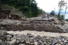 Tim Gabungan Bersihkan Material Banjir Bandang dan Pemulihan Jalan Putus di Simalungun - JPNN.com Sumut