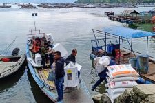 Kisah Perjuangan Polisi di Simalungun Kawal Logistik Pemilu 2024: Bertaruh Nyawa Membelah Danau Toba  - JPNN.com Sumut