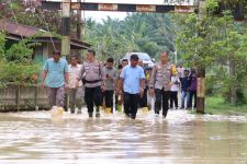 Kapolres Sergai Terjang Banjir Tinjau Permukiman Warga yang Terdampak di Dolok Masihul - JPNN.com Sumut