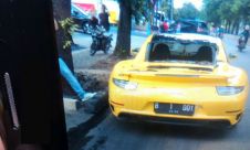 Bruk! Super Car Mewah Ringsek Tertimpa Pohon