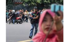Beredar Foto Ibu-ibu Tengah Asik Berselfie Berbackground Teroris