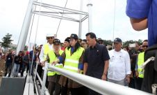 Menko PMK Puan Maharani Tinjau Jembatan Gantung di Desa Sukamekarsari Banten