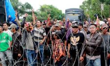 Kecewa, Ratusan Massa Pendukung Sambangi Kantor KPU Indramayu