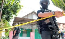 Densus 88 Geledah Rumah Terduga Teroris di Mojokerto